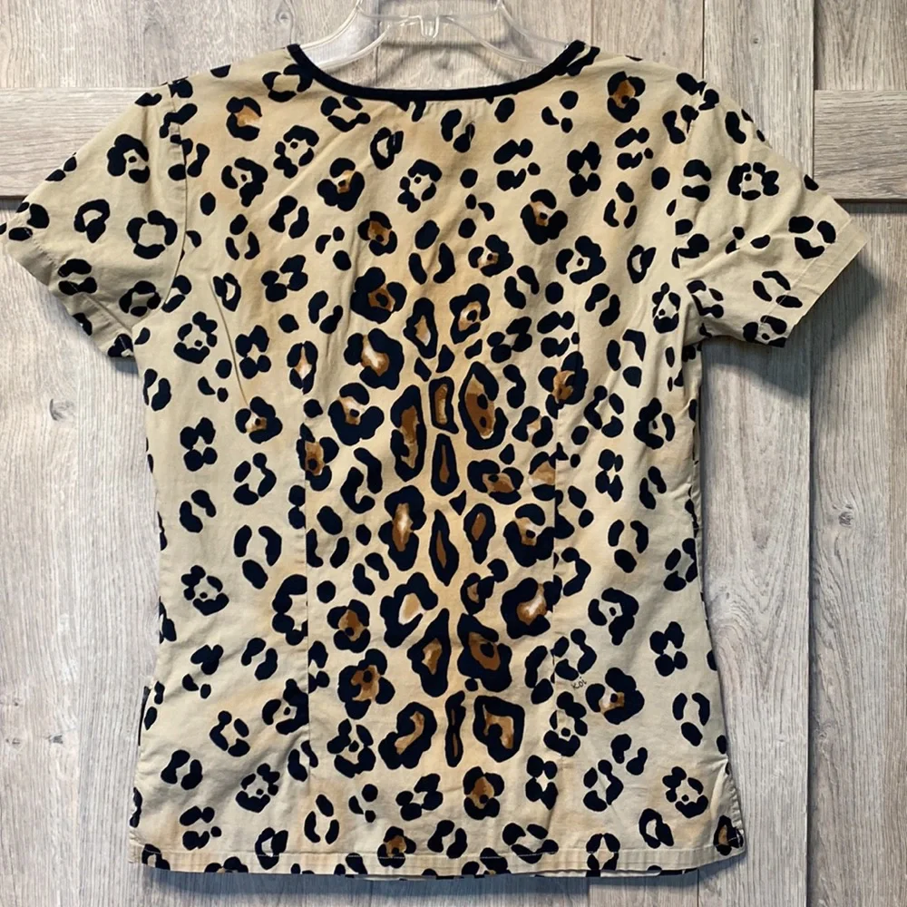 Big Leopard print Scrub top XS, Koi STRETCH brand by Kathy Peterson, Scrub Work - Picture 7 of 12